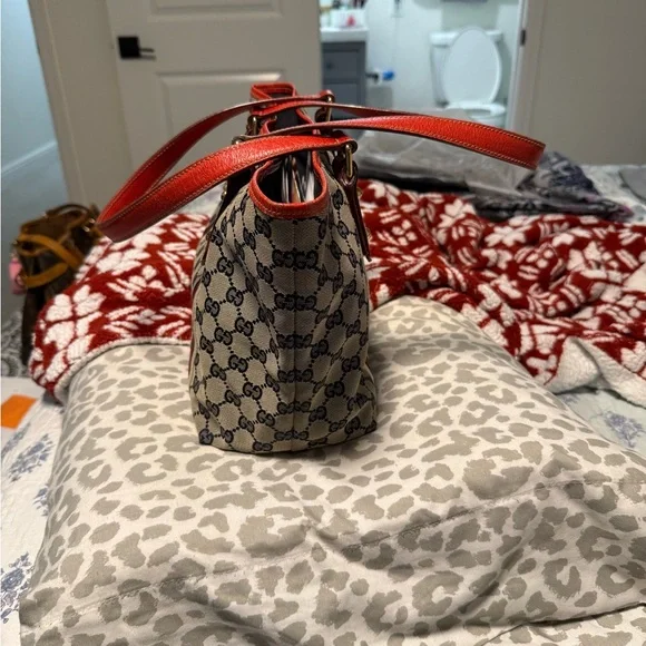 Authentic Gucci tote tan and red. Comes with certificate of authenticity - Picture 4 of 12